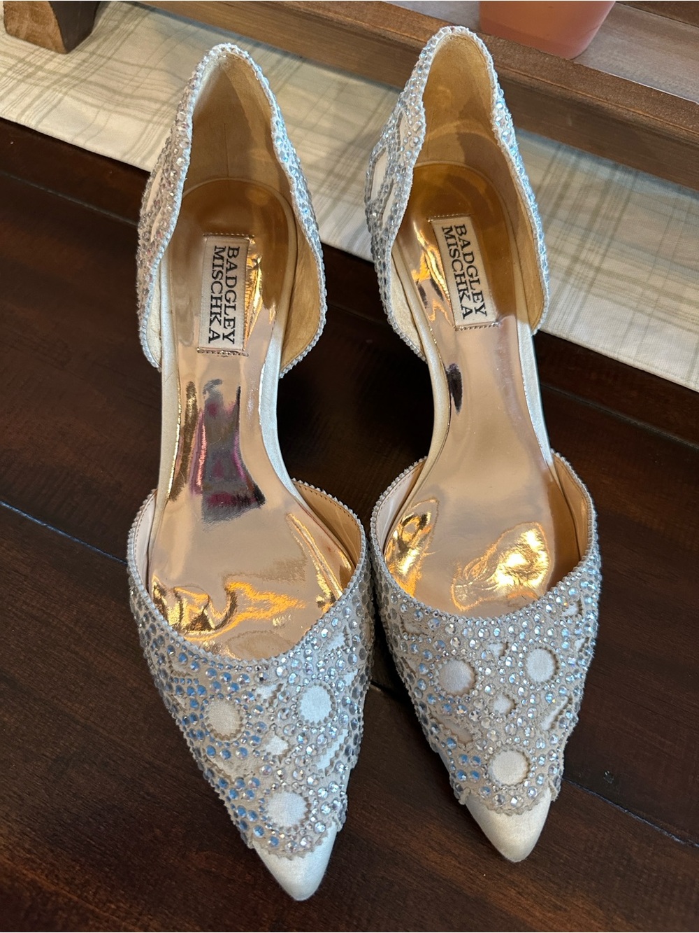 Badgley Mischka Ivory Beaded Pointed kitten Heels
